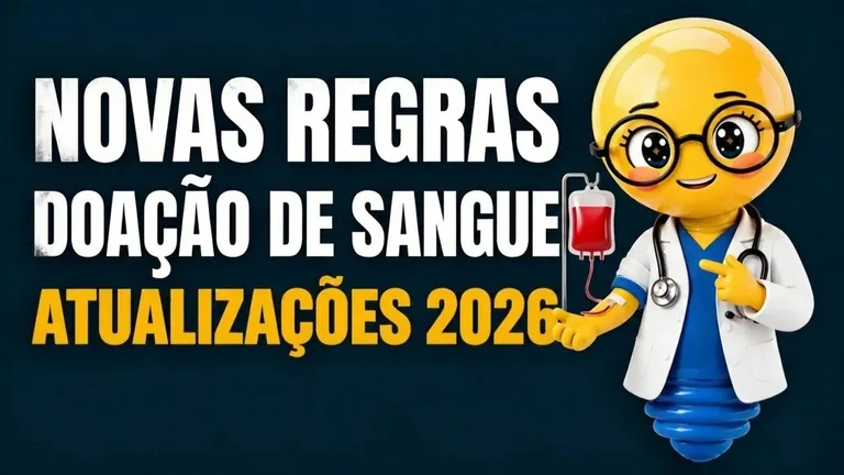 Um banner digital horizontal com fundo azul-escuro texturizado apresenta à esquerda o texto em destaque com letras maiúsculas e robustas "NOVAS REGRAS" e "DOAÇÃO DE SANGUE" na cor branca, seguido logo abaixo por "ATUALIZAÇÕES 2026" em um tom amarelo vivo e ligeiramente inclinado. À direita, um carismático personagem tridimensional em formato de lâmpada médica — com uma grande cabeça amarela e brilhante, óculos redondos de aro preto, olhos expressivos e um sorriso amigável — aparece vestindo um jaleco branco com estetoscópio e uma base de rosca azul no lugar das pernas. O personagem está realizando uma doação de sangue, com seu braço direito estendido e conectado por um pequeno tubo a uma bolsa de sangue vermelha pendurada em um suporte de metal ao seu lado, enquanto usa a outra mão para apontar amigavelmente em direção ao texto informativo à esquerda.