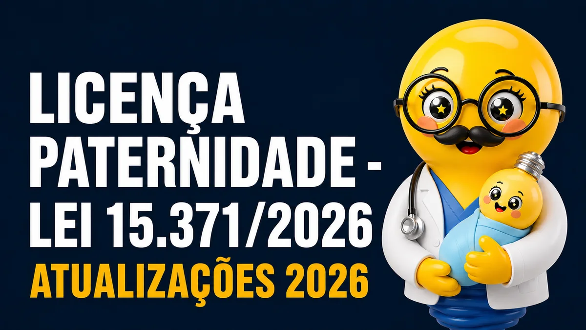 Banner digital com fundo azul-escuro. À esquerda, em letras grandes brancas, aparece o texto “LICENÇA PATERNIDADE – LEI 15.371/2026”. Logo abaixo, em letras grandes amarelas, está escrito “ATUALIZAÇÕES 2026”. À direita, há um personagem em estilo 3D no formato de lâmpada amarela, usando óculos redondos, bigode preto, jaleco branco, roupa azul e estetoscópio no pescoço. O personagem sorri e segura no colo um bebê estilizado também em formato de lâmpada, enrolado em manta azul. O design remete a uma capa informativa moderna sobre atualização legislativa relacionada à licença-paternidade.